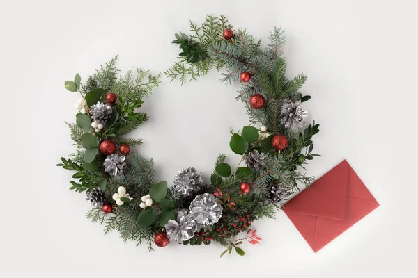 Grinalda de Natal e envelope vermelho — Fotografia de Stock