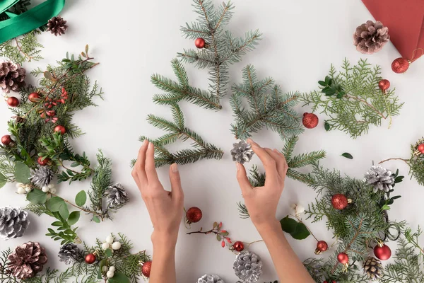 Hand att göra julgran — Stockfoto