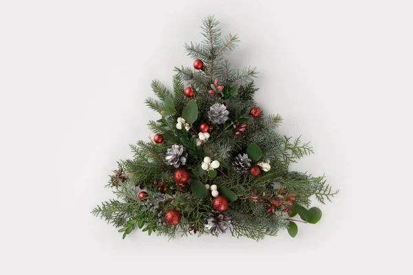 Χριστουγεννιάτικο δέντρο φτιαγμένο από κλαδιά έλατου — Φωτογραφία Αρχείου
