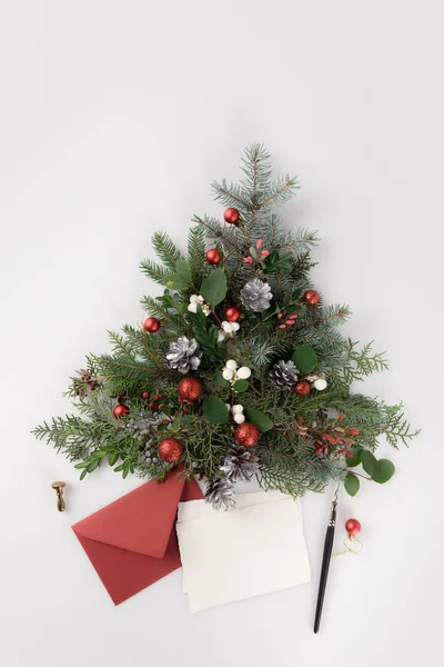 Kerstboom en brief — Stockfoto
