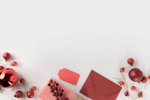 Kerstcadeau en envelop — Stockfoto