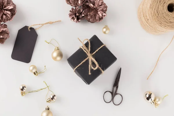Christmas gift box with tag — Stock Photo, Image