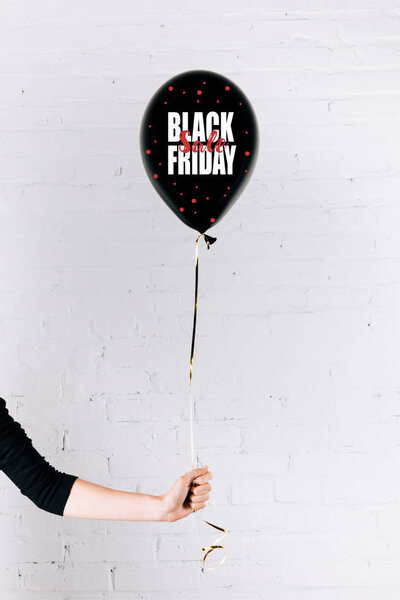 человек, держащий черный шар
 