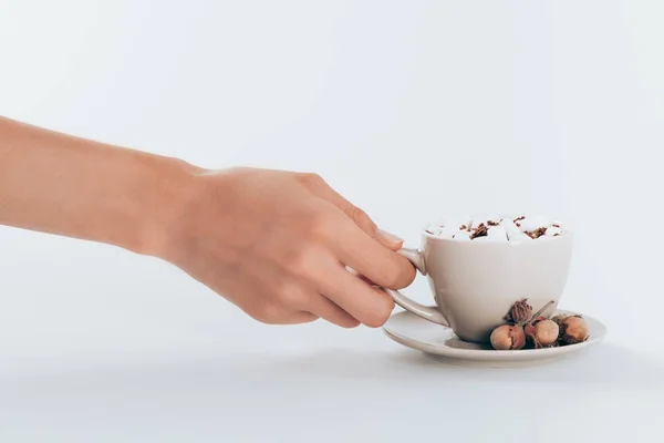 Hand met een kop warme chocolademelk — Stockfoto