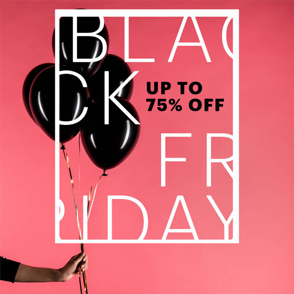 женщина держит черные воздушные шары
