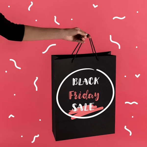 Mujer sosteniendo negro bolsa de compras — Foto de Stock