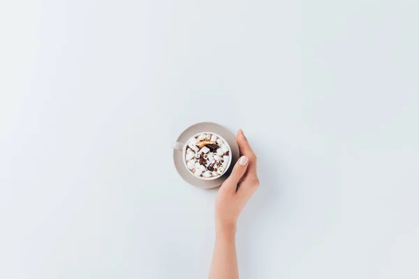 Femme avec tasse de cacao chaud — Photo