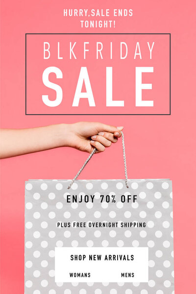 человек держит сумку
