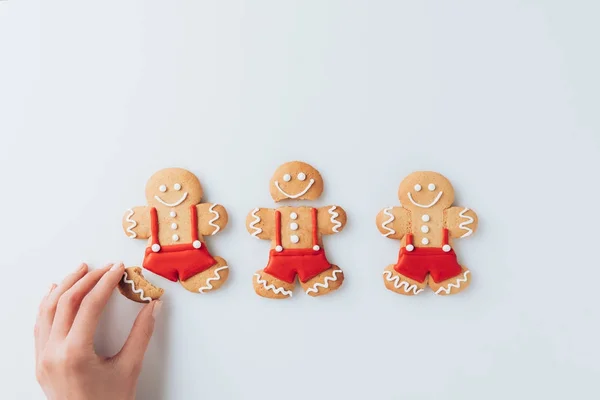 Gingerbread erkeklerle el — Stok fotoğraf