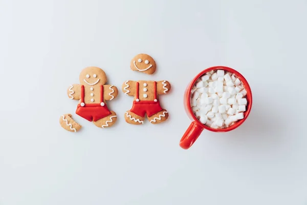 Gingerbread men and cacao with marshmallows — Stock Photo, Image
