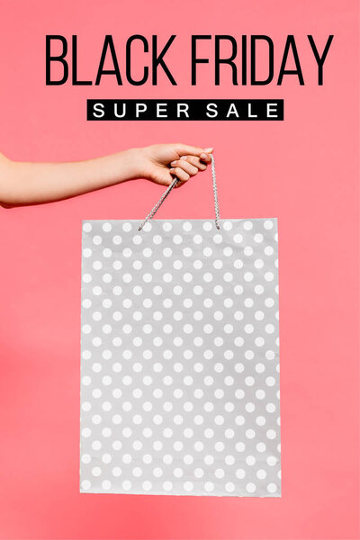 человек держит сумку
