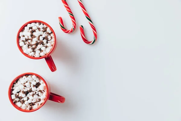 Cacau com marshmallows e bastões de doces — Fotografia de Stock