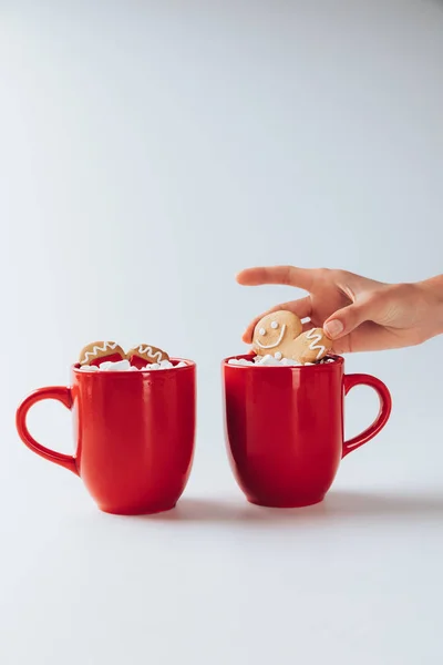Hot cacao with marshmallows and gingerbread men — Stock Photo, Image
