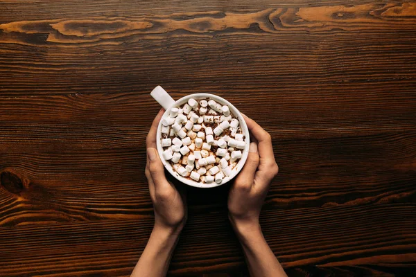 Hands with cacao and marshmallows — Stock Photo, Image