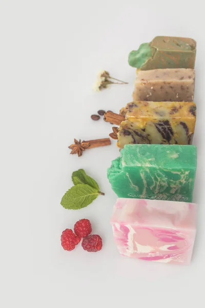 Самодельное мыло с различными ингредиентами — стоковое фото