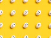 Festett döbbenve emoji csirke tojás