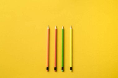 Silgi ile dört renkli kalemler