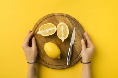 limon ile ahşap tahta tutan kadın
