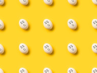 Tavuk yumurtası şok emoji ile boyalı