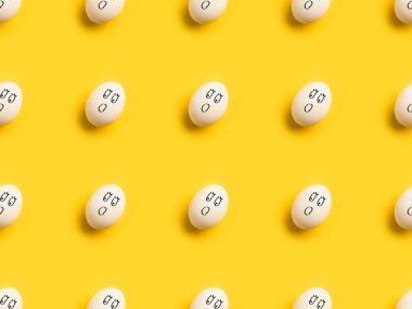 Tavuk yumurtası şok emoji ile boyalı