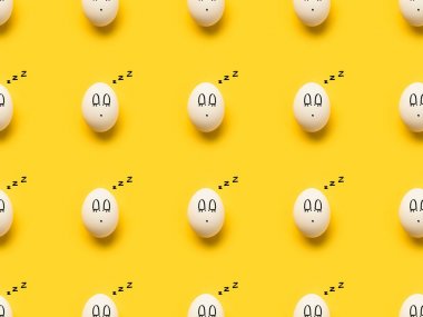 Tavuk yumurtası emoji uyku ile boyalı  