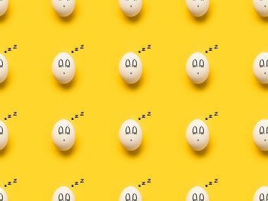 Tavuk yumurtası emoji uyku ile boyalı  