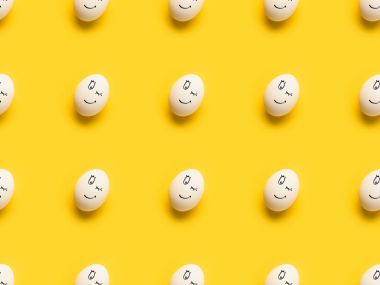 emoji göz kırpıyor ile boyalı yumurta