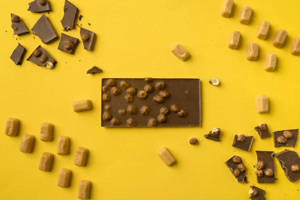 Шоколадний бар з ірисовими молочними цукерками — стокове фото