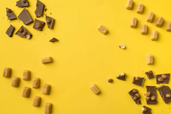 Pieces of chocolate and iris milk candies — Stock Photo, Image