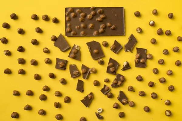 Barra de chocolate con piezas dispersas — Foto de Stock