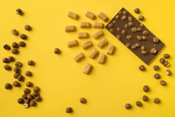 チョコレート ・ バーやアイリス牛乳キャンディー — ストック写真