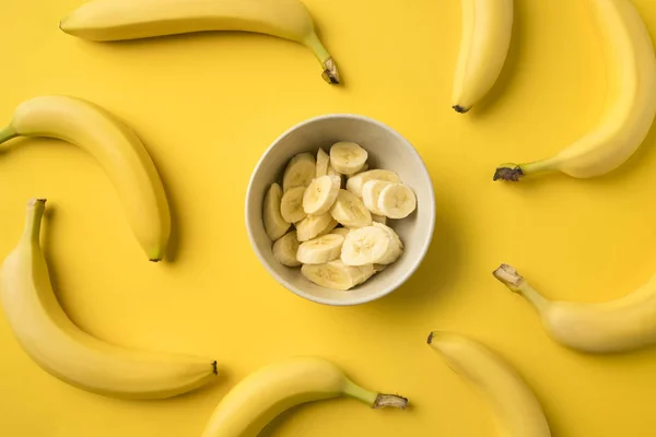 Piatto con banane tagliate — Foto Stock