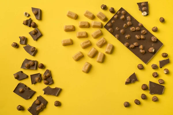 Шоколадний батончик та ірисові молочні цукерки — Безкоштовне стокове фото