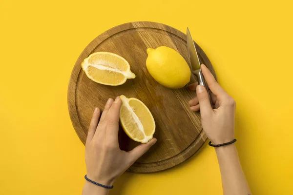 Woman cutting lemons — Stock Photo, Image