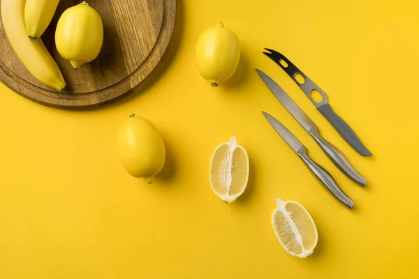 Lemons and knifes — Stock Photo, Image