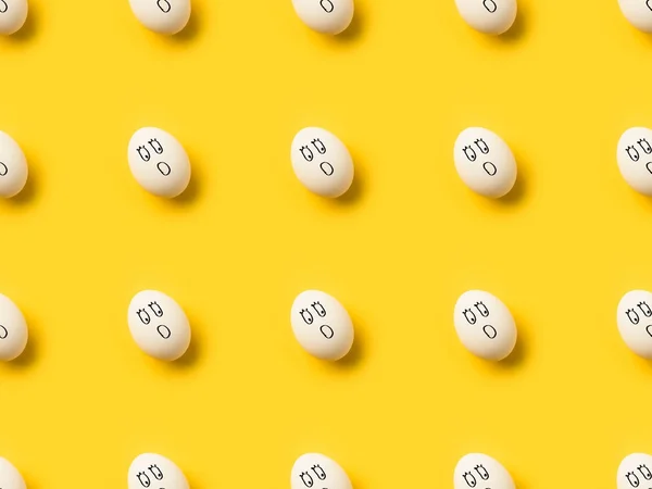 Malované vejce kuřete s šokován emoji — Stock fotografie