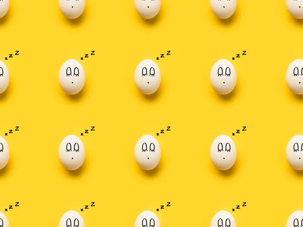 Geschilderd kippeneieren met emoji slapen — Stockfoto