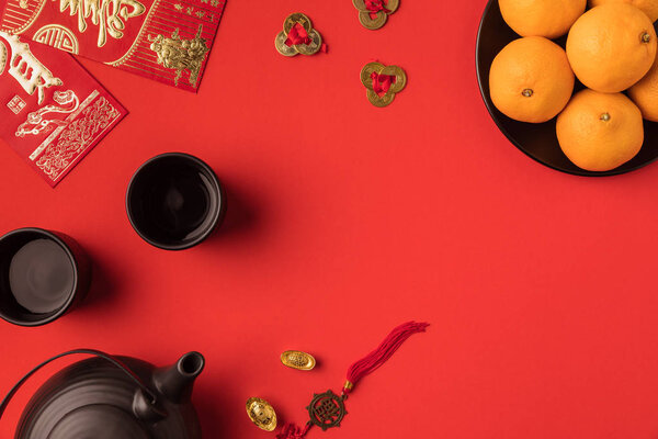 восточные украшения и чайный сервиз
