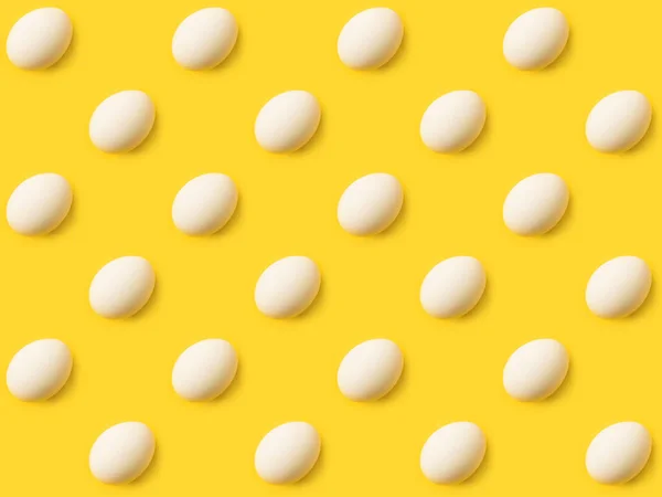 Натуральні неварені курячі яйця — стокове фото