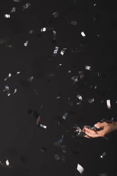 Vrouw visvangst vallende confetti — Stockfoto