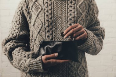 kadın holding cüzdan para ile