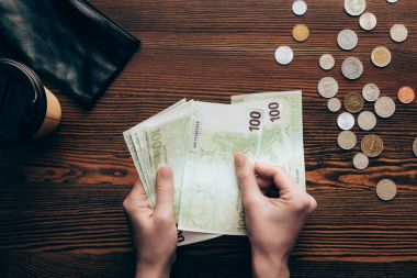 banknot ve madeni paralar ile el