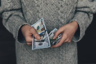 Doları banknot tutan kadın