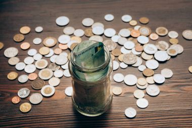 Cam Kavanoz banknotlar ile 