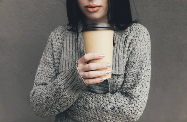 Жінка в светрі з кавою, щоб піти — стокове фото