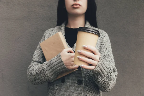 Vrouw met boek en koffie — Stockfoto