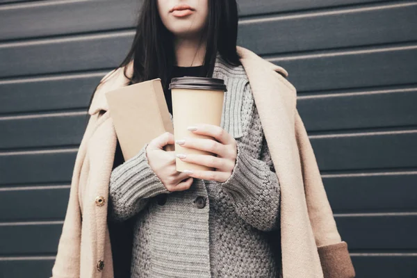 Femme en pull et manteau avec café — Photo