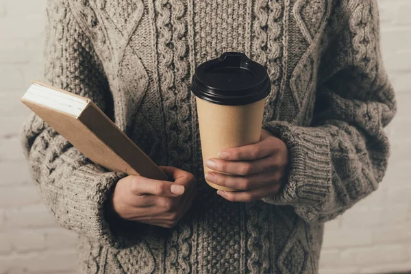 Vrouw in trui met boek en koffie — Stockfoto
