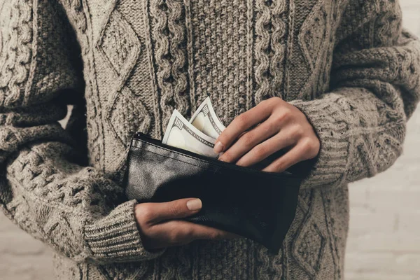 Mulher segurando carteira com notas de dólar — Fotografia de Stock