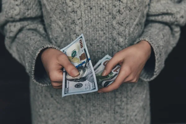 Mujer sosteniendo billetes de dólar — Foto de Stock
